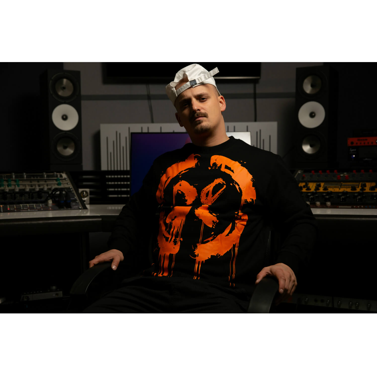 bombenprodukt_kreuz_sweater_1